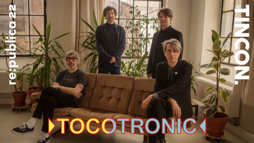 Die Band Tocotronic posiert um ein braunes Ledersofa.