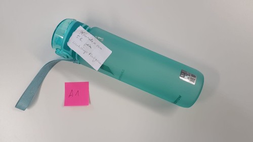 A1_Türkisfarbene Wasserflasche