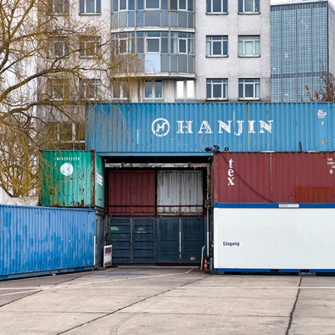 Überseecontainer übereinandergestapelt auf dem Gelände der Arena Berlin