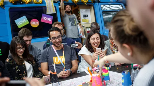 Glückliche Menschen bei einem Workshop