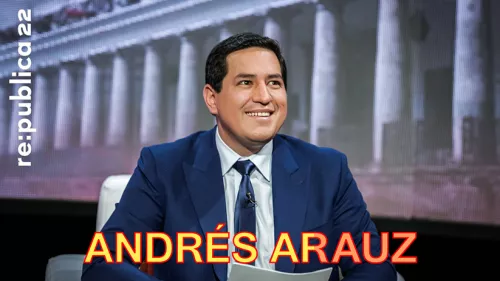 Foto von Andrés Arauz in Anzug und Krawatte sitzend