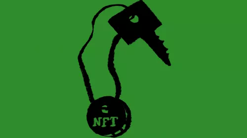Ein Schlüsselanhänger in Form einer Art Münze, auf der „NFT“ steht hängt an einem Schlüssel