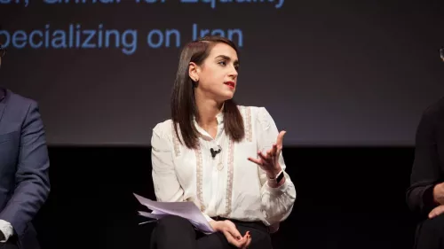 Mahsa Alimardani als Sprecherin auf einem Event