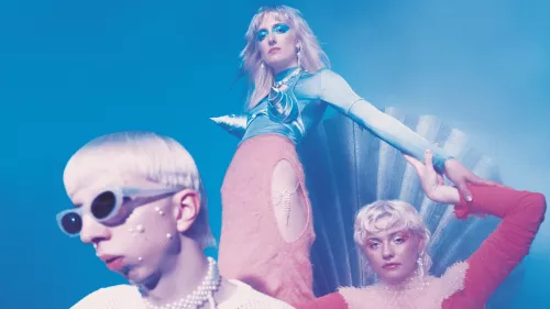 Die Band BLOND vor blauem Hintergrund