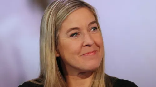 Constanze vor einem hellen, blaugrauen Hintergrund