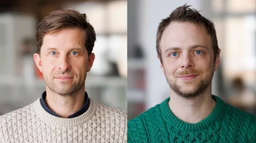 Justus von Daniels und Jean Peters tragen beide braune kurze Haare, einen Dreitagebart und Wollpullover