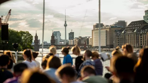 Eine Menschenmenge mit dem Fernsehturm im Hintergrund.