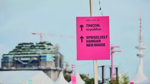 Beschilderung auf dem Heiligengeistfeld bei der re:publica x Reeperbahn Festival 2023