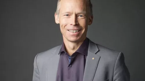 Foto von Johan Rockström. Er trägt kurze Haare und Anzug. Er lächelt in die Kamera