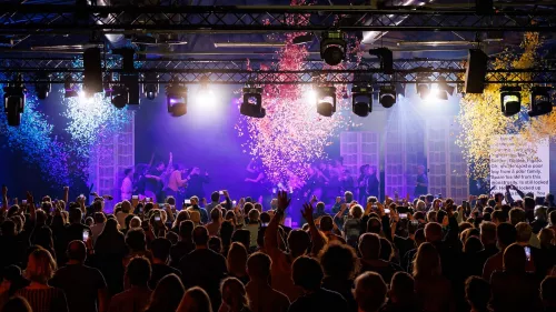Foto vom Closing auf der Bühne 1. Es ist viel Konfetti zu sehen.