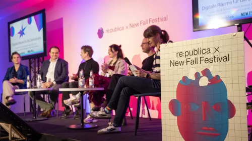 Podiumsdiskussion bei der republica im Rahmen des New Fall Festivals