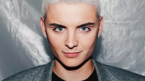 Foto von Fabian Grischkat. Er schaut direkt in die Kamera und trägt kurze Haare.