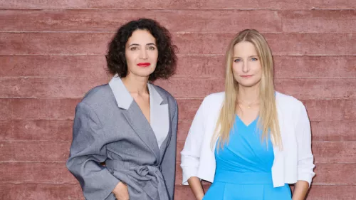 Foto von Josephine Ballon und Anna-Lena von Hodenberg. Sie beide tragen Blazer, offene Haare und stehen vor einer Wand