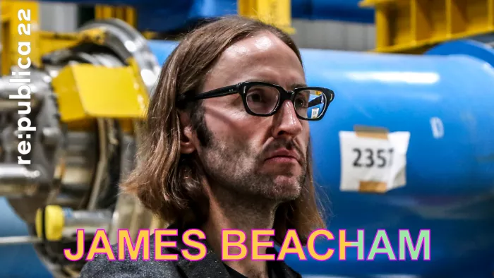 Porträtfoto von #rp22-Sprecher James Beacham in einer Industriehalle