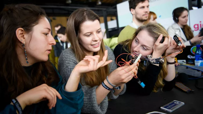 Teilnehmende einer Session im Makerspace der rp19