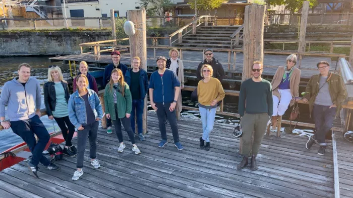 Das re:publica-Team steht am Badeschiff in der neuen Location