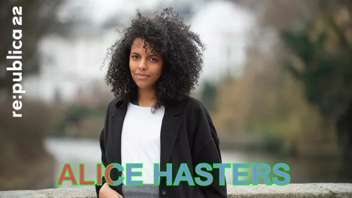 Porträtfoto von #rp22-Sprecherin Alice Hasters