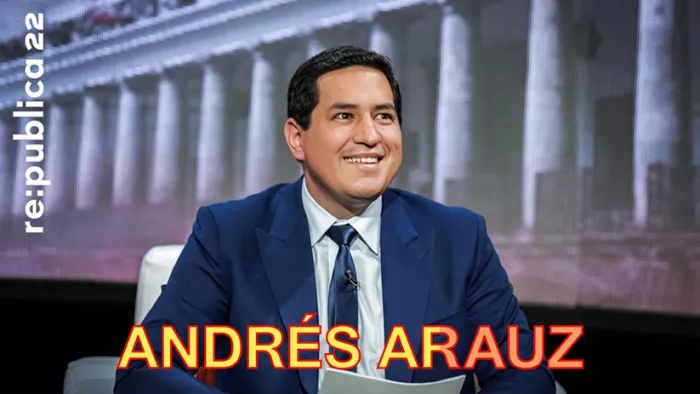 Foto von Andrés Arauz in Anzug und Krawatte sitzend