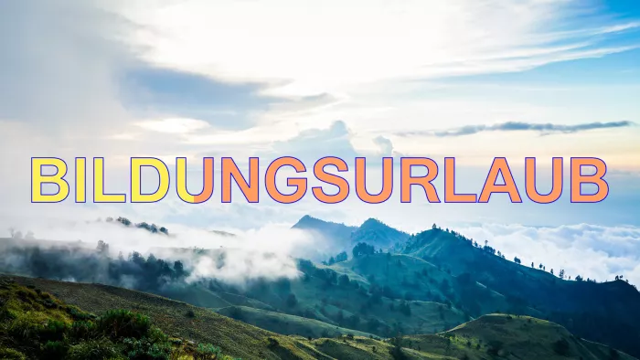 Visual mit Text: „Bildungsurlaub“ vor Bergpanorama