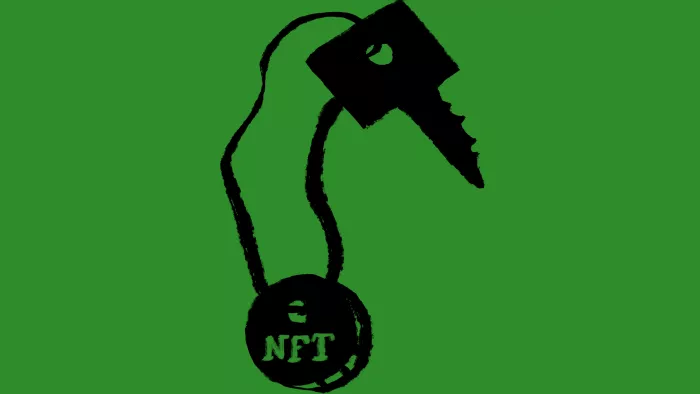 Ein Schlüsselanhänger in Form einer Art Münze, auf der „NFT“ steht hängt an einem Schlüssel