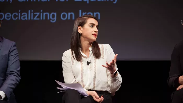 Mahsa Alimardani als Sprecherin auf einem Event