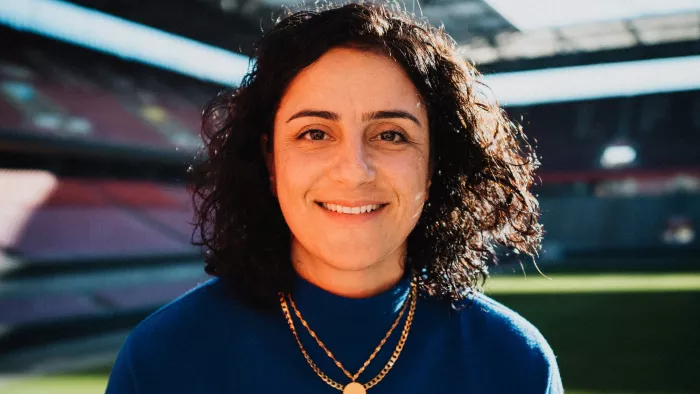 Tugba in einem Fußballstadion