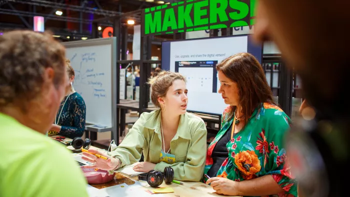 Zwei Teilnehmerinnen unterhalten sich in der Makerspace Area
