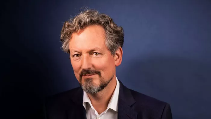 Eckart von Hirschhausen trägt ein Hemd und ein Jackett