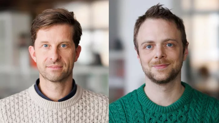 Justus von Daniels und Jean Peters tragen beide braune kurze Haare, einen Dreitagebart und Wollpullover