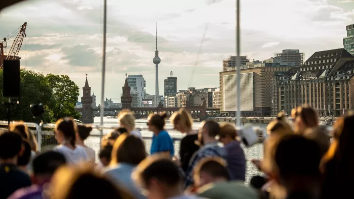 Eine Menschenmenge mit dem Fernsehturm im Hintergrund.