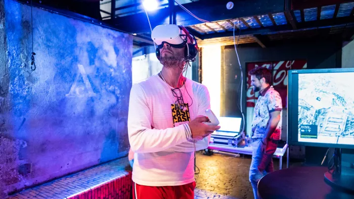 re:publica-Besucher im Off Stage-Bereich mit einer VR-Brille