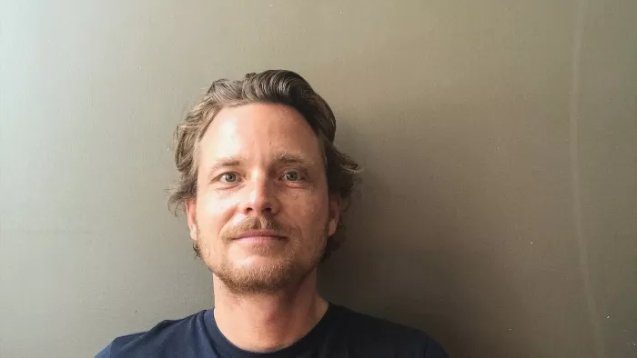 Sebastian Klein lächelt in die Kamera.