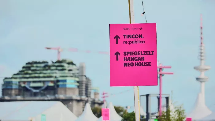Beschilderung auf dem Heiligengeistfeld bei der re:publica x Reeperbahn Festival 2023