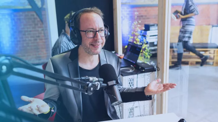 Markus Beckedahl bei der Aufnahme im Podcast-Booth auf der re:publica 23