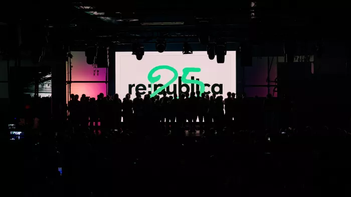 Closing der re:publica 24 mit einem Visual zur re:publica 25 auf dem Bildschirm hinter der Bühne.
