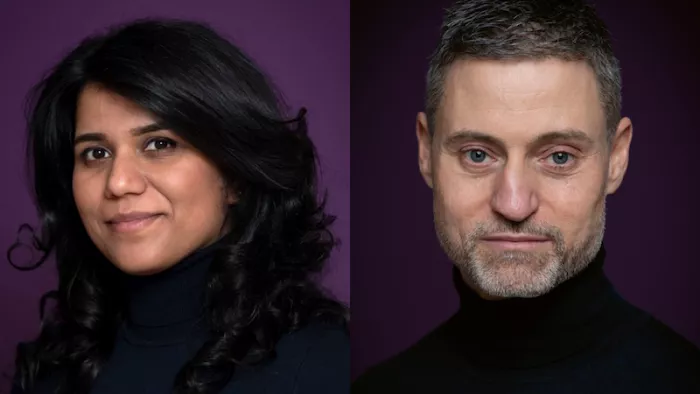 Portrait Fotos von Saba Nur-Cheema und Meron Mendel. Sie tragen beide Rollkragenpullover. Der Hintergrund ist einfarbig.