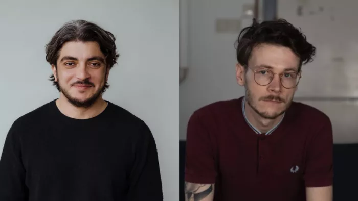 Foto von Khesrau Behroz & Sören Musyal. Sie beide tragen Bart und kurze Haare. Sören trägt dazu Brille. 