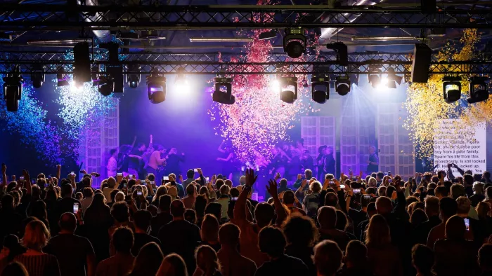 Foto vom Closing auf der Bühne 1. Es ist viel Konfetti zu sehen.
