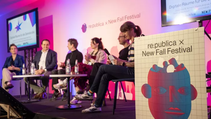 Podiumsdiskussion bei der republica im Rahmen des New Fall Festivals