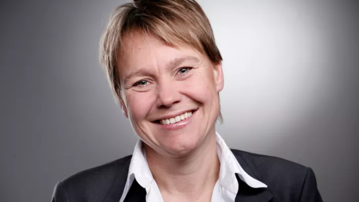Foto von Frauke Fischer. Sie trägt kurze Haare, Bluse und Blazer.