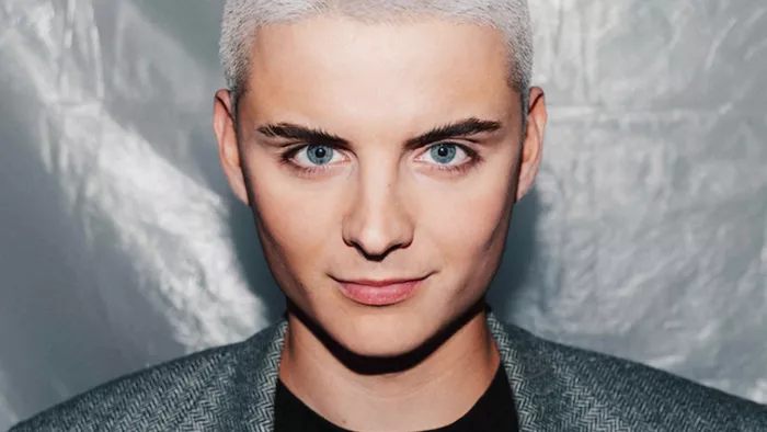 Foto von Fabian Grischkat. Er schaut direkt in die Kamera und trägt kurze Haare.