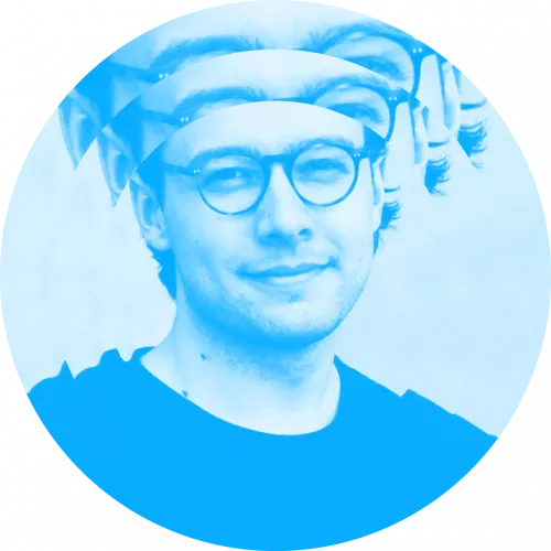 Visual mit Foto von Joris, er trägt eine Brille und lächelt.