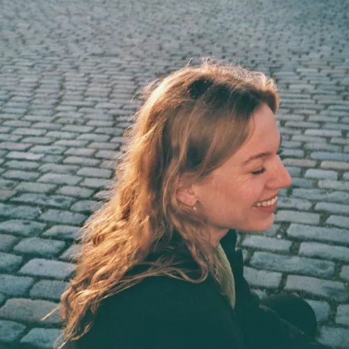 Seitliches Porträtfoto von Maren Hölscher