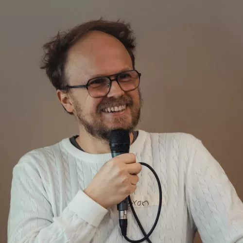 Jöran mit einem Mikro und einem Lachen
