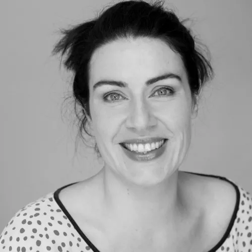 Andrea Schwemmer in s/w lächelnd