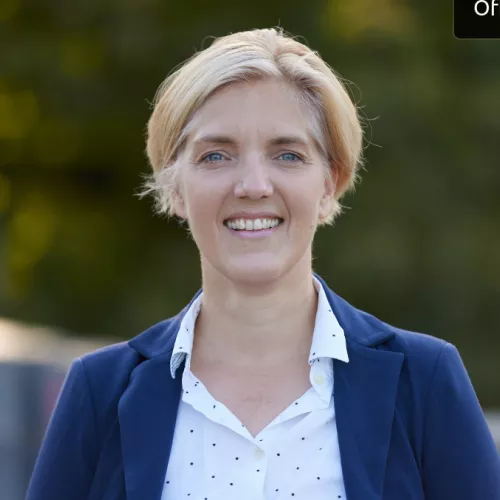 Friederike von Franqué vor grünem Hintergrund