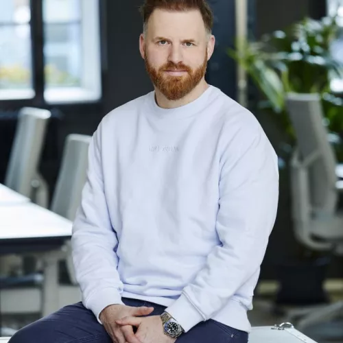 Mann in weißem Pulli