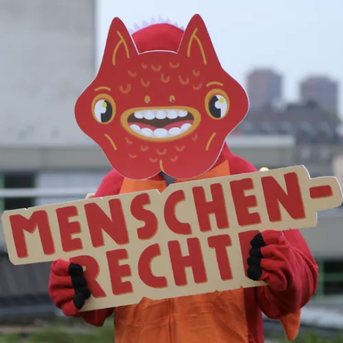 Robin mit Schild Menschenrechte