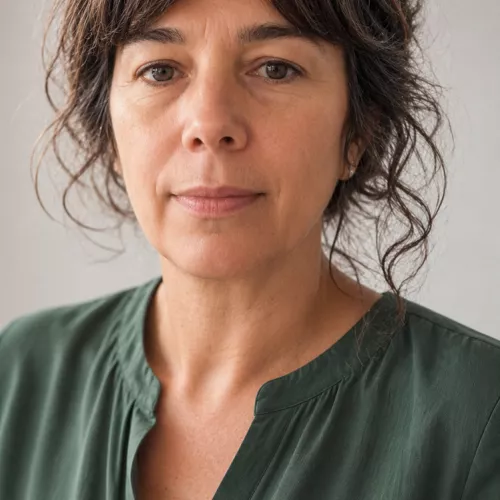 Portrait Frau braune hochgesteckte Haare grüne Bluse