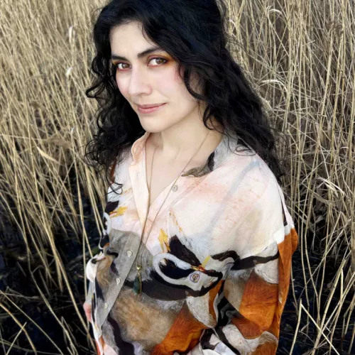 Profile picture of Eliana Araque, transdiciplinary artist.
